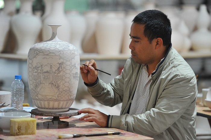 Kinh nghiệm du lịch Làng gốm Bát Tràng, qua bàn tay khéo léo của các nghệ nhân, các sản phẩm gốm được hoàn thiện