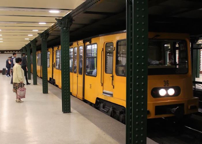 Du lịch Hungary đi metro