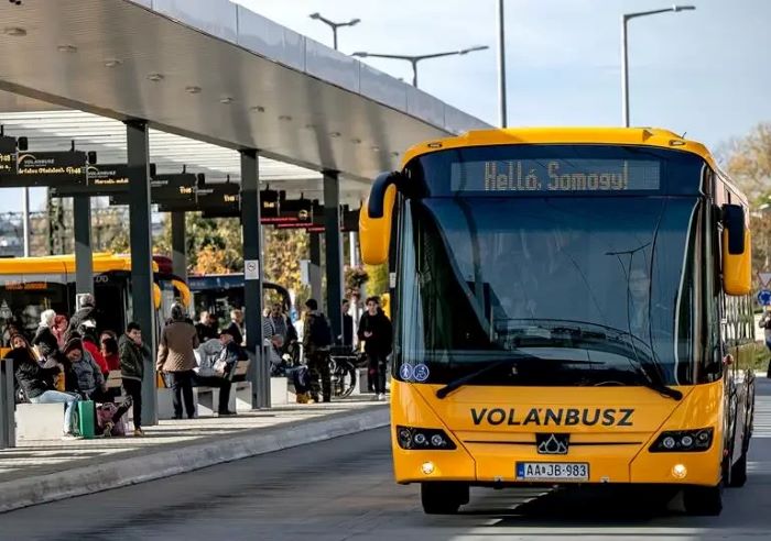Du lịch Hungary đi xe bus