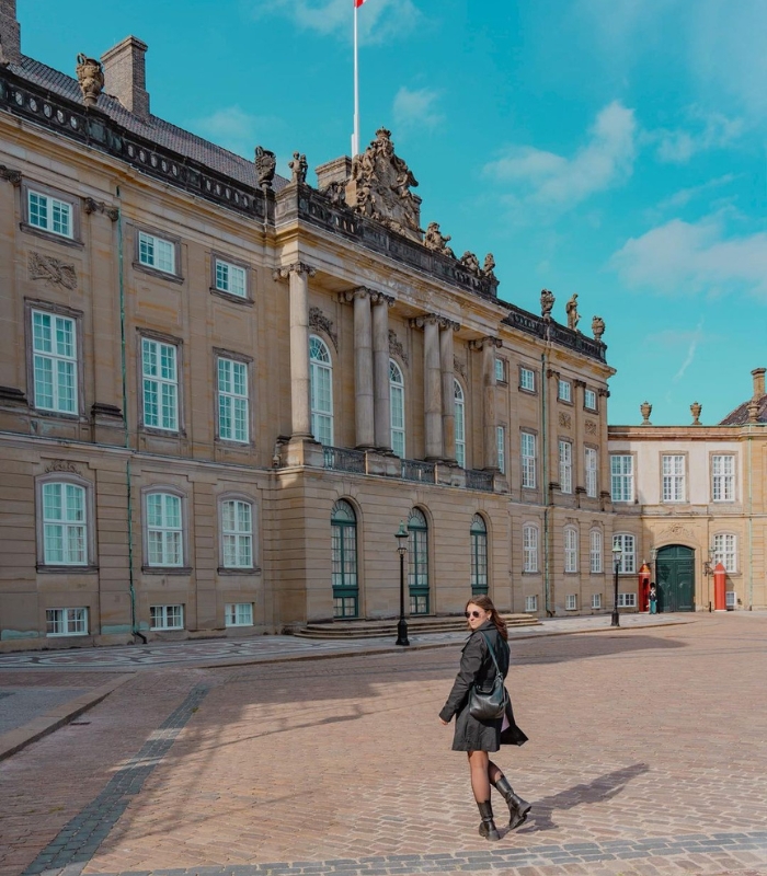 Du lịch Đan Mạch - Cung điện Amalienborg cũng là một điểm thu hút khách du lịch nổi tiếng