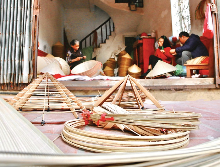 Làng nghề làm nón lá Phú Mỹ thu hút khách du lịch mùa hoa gạo chùa Thầy