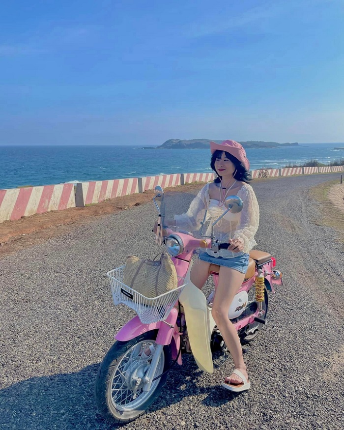 Trên đảo bạn có thể thuê xe máy để tới núi Cao Cát Phú Quý