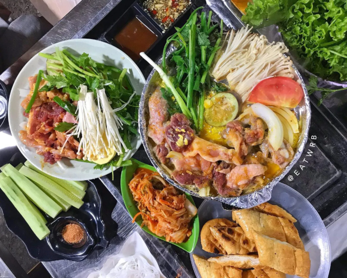 Quán nướng vỉa hè ngon Hà Nội này có sự đa dạng trong menu, đáp ứng đủ hương vị tự nhiên, truyền thống.
