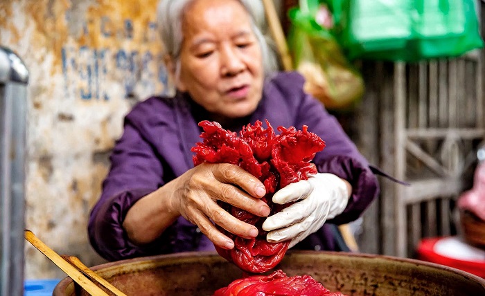 Chủ quán sứa đỏ Hà Nội với đôi tay thoăn thoắt cắt dứa, xắt dừa, thái đậu phục vụ thực khách 