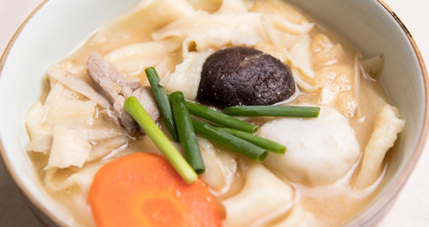 Súp Dango-jiru được làm từ cá bào và tương miso