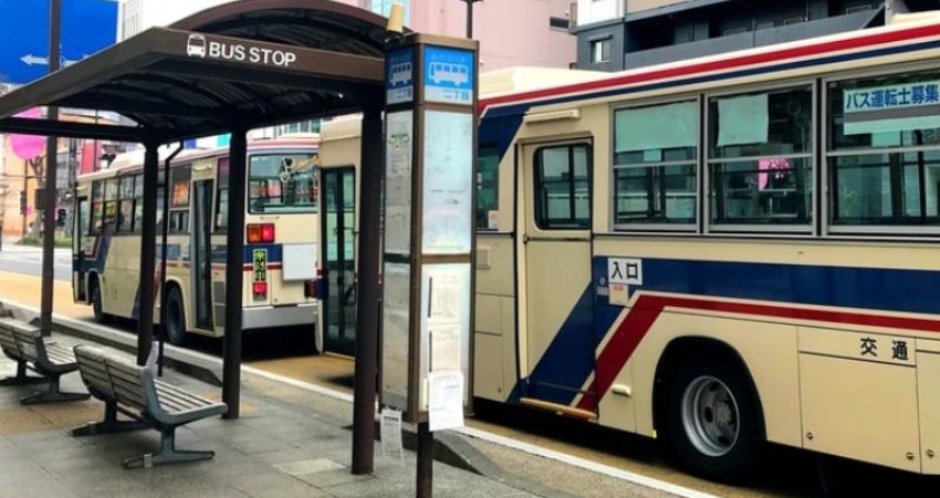 Di chuyển bằng xe buýt hoặc ô tô thuê khi đi du lịch Oita