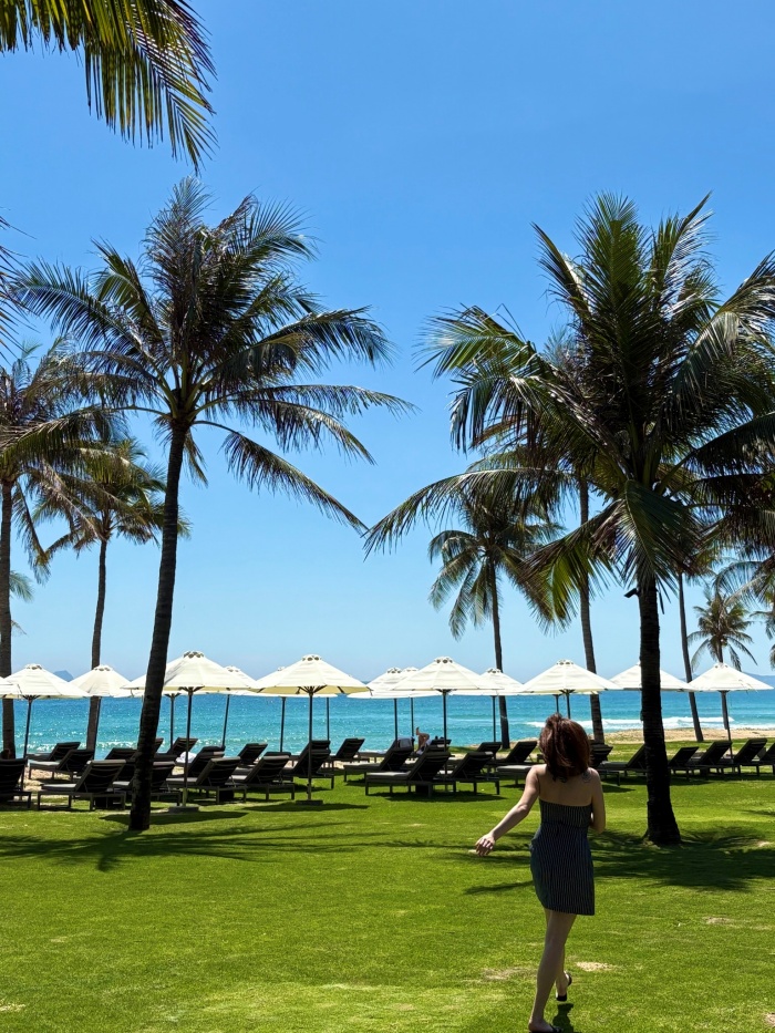 Không gian nghỉ dưỡng tại Cam Ranh với bãi biển xanh trong, cát trắng và ánh nắng dịu nhẹ cũng góp phần làm nổi bật phong cách thời trang của nữ diễn viên. Trong nhiều bức ảnh, Kaity tạo dáng thoải mái bên bờ biển hoặc tại khu nghỉ dưỡng, mang đến cảm giác thư giãn, đúng tinh thần trong chuyến du lịch nghỉ dưỡng của cô nàng.