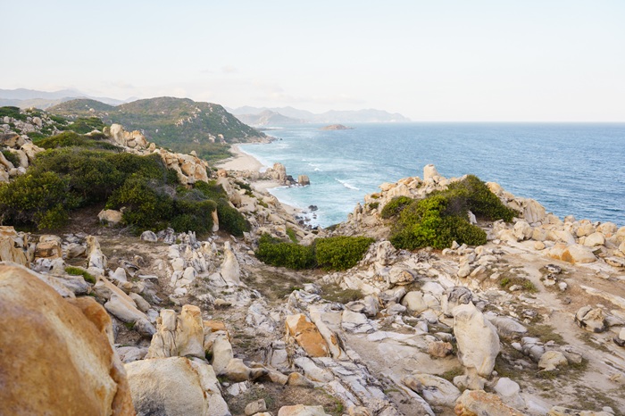 Sự hòa quyện giữa đá, biển xanh và nắng gió tạo nên khung cảnh hoang sơ. Ảnh: Lương Phong