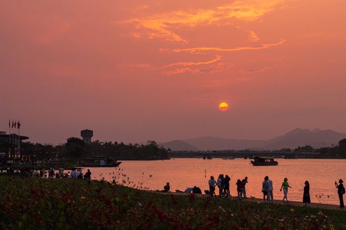 Hoàng hôn trên sông Hương, thu hút người dân và du khách dừng chân ngắm cảnh. 