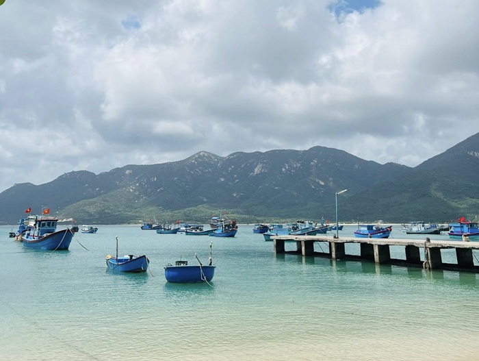 Những con thuyền neo trên bến cảng yên bình. 