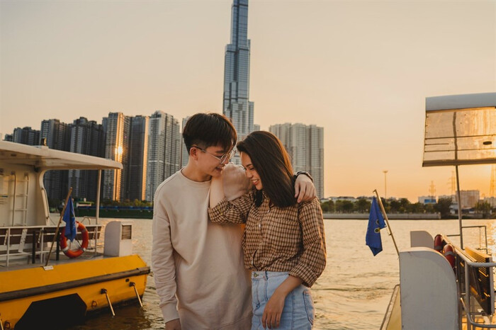 20-10 đi đâu chơi Sài Gòn? Đi Waterbus ngắm hoàng hôn