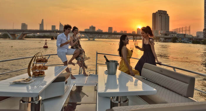 20-10 đi đâu chơi Sài Gòn?  Du thuyền sông Sài Gòn