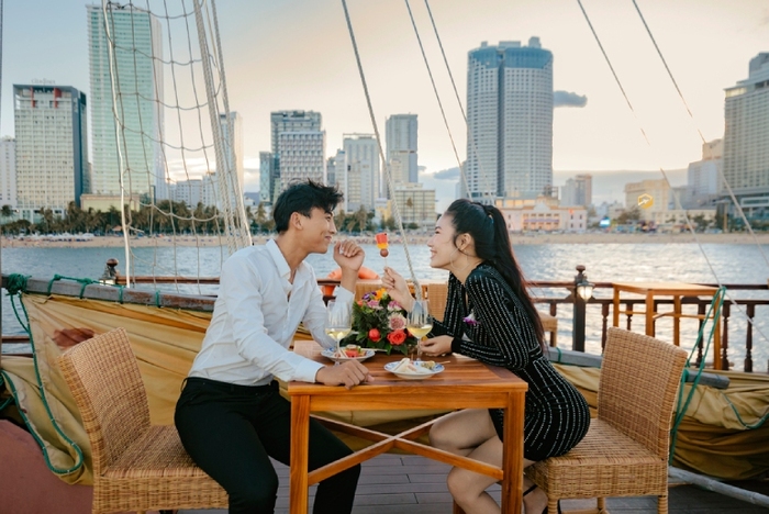 20-10 đi đâu chơi Sài Gòn?  Du thuyền sông Sài Gòn