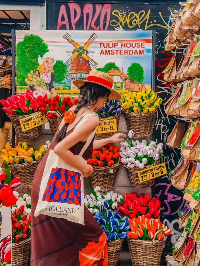 Tản bộ dọc kênh Singel thơ mộng và ghé chợ hoa Bloemenmarkt Hà Lan