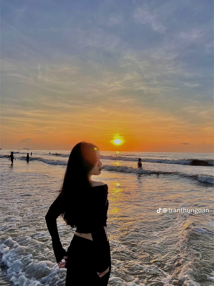 Tắm biển mát lành khi du lịch biển Hải Tiến Thanh Hóa