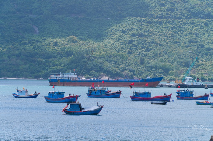 Khung cảnh yên bình của những chiếc thuyền đánh cá trên vùng nước nơi đây. Ảnh: Võ Tấn Phong