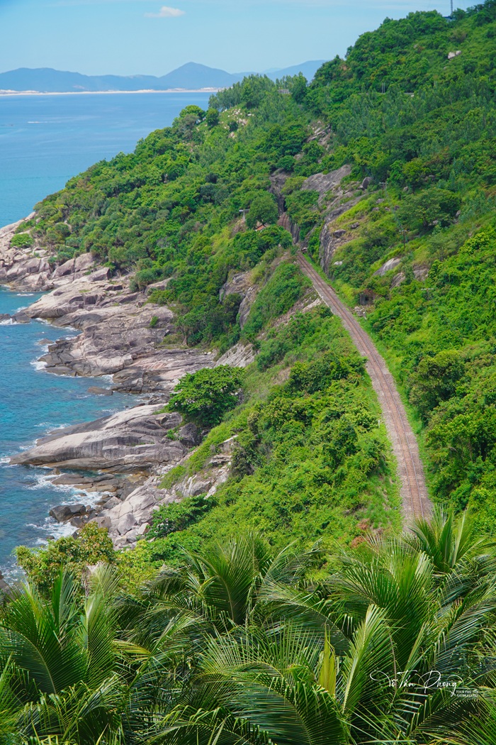 Góc nhìn từ sườn núi cho thấy vẻ đẹp hùng vĩ của khu vực Đèo Cả. Ảnh: Võ Tấn Phong