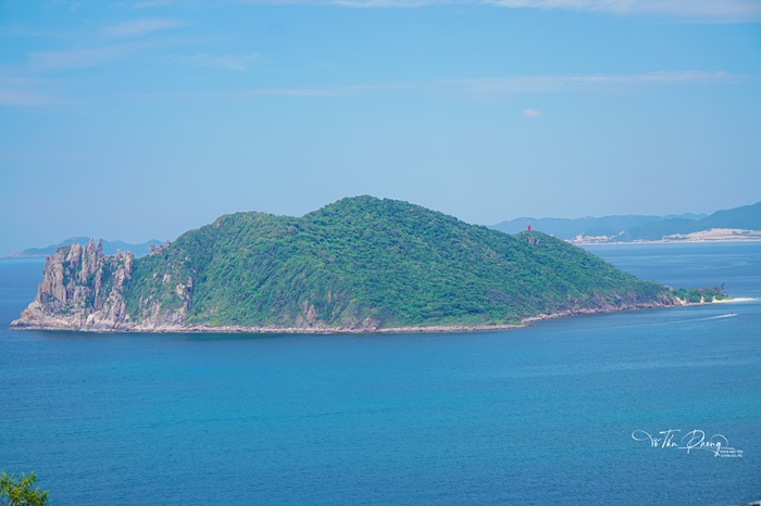 Hòn Nưa hiện lên giữa biển xanh, tạo nên điểm nhấn cảnh quan cho vùng vịnh. Ảnh: Võ Tấn Phong