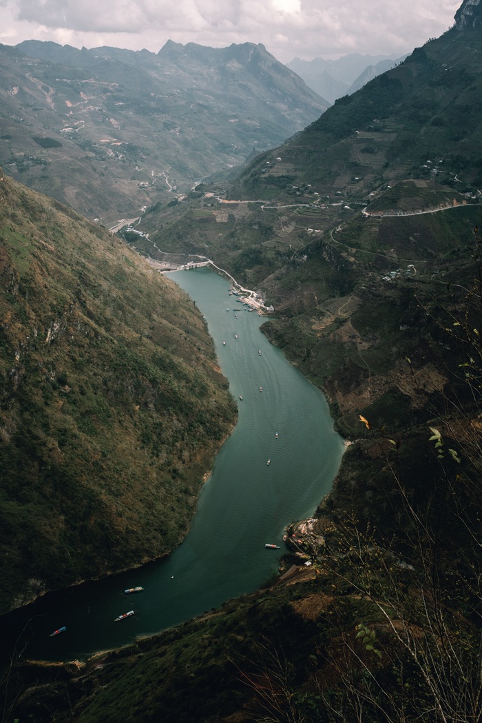 Dòng sông Nho Quế nhìn từ trên cao, uốn lượn giữa những dãy núi đá của cao nguyên đá Hà Giang. Ảnh: Long Nhật