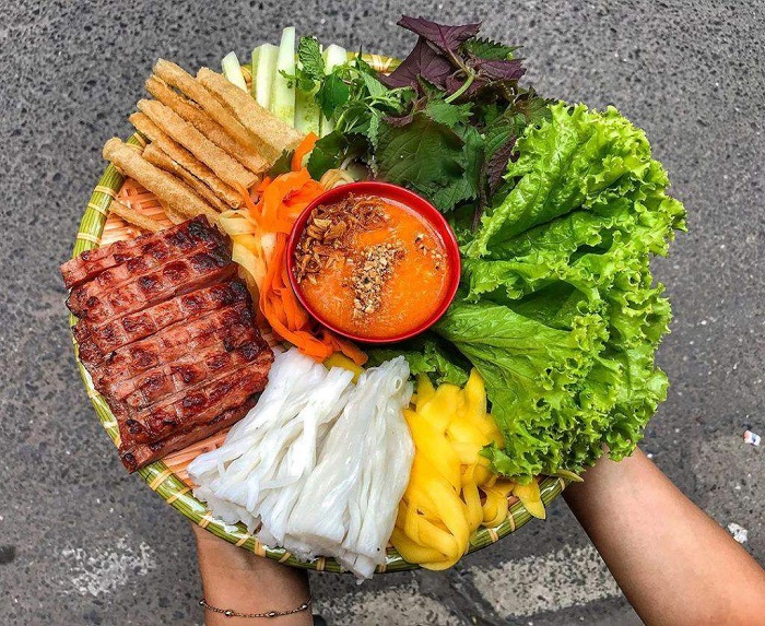 Món nem nướng danh bất hư truyền bên cạnh quán bánh canh ngon ở nha trang