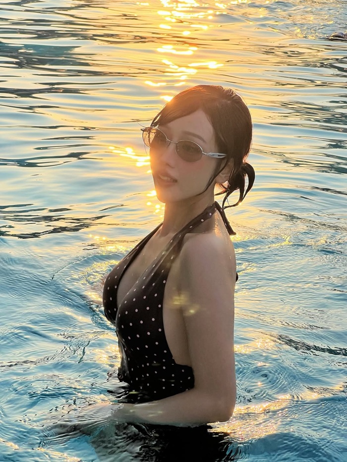 MIN thả dáng giữa làn nước trong veo, tận hưởng trọn vẹn không khí biển Phú Quốc. Ảnh: Instagram nhân vật