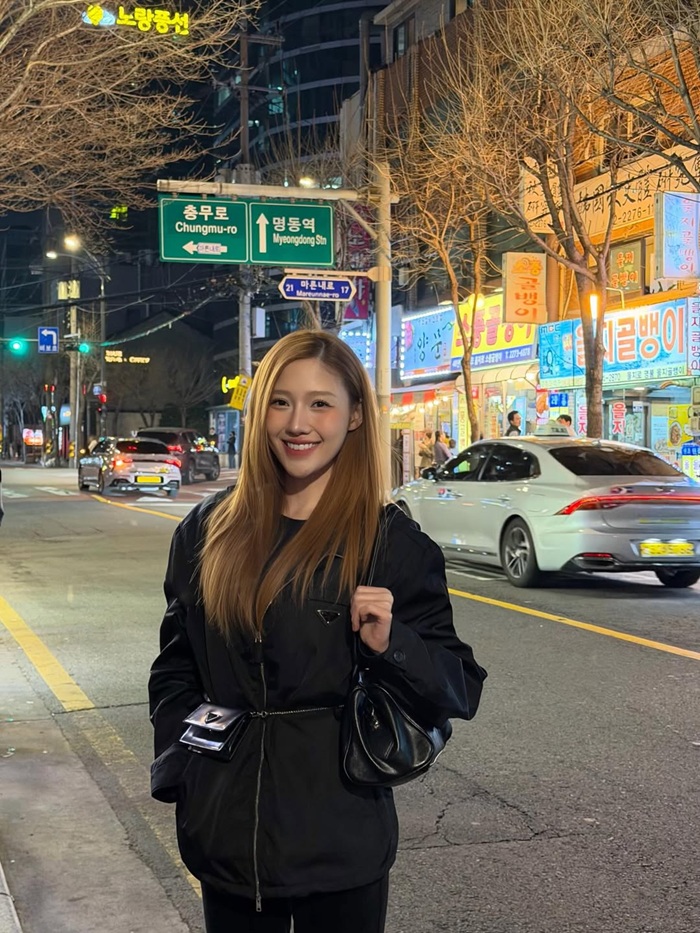 Uyển Ân diện trang phục tông tối, tạo dáng trên đường phố Seoul về đêm. Ảnh: Instagram nhân vật