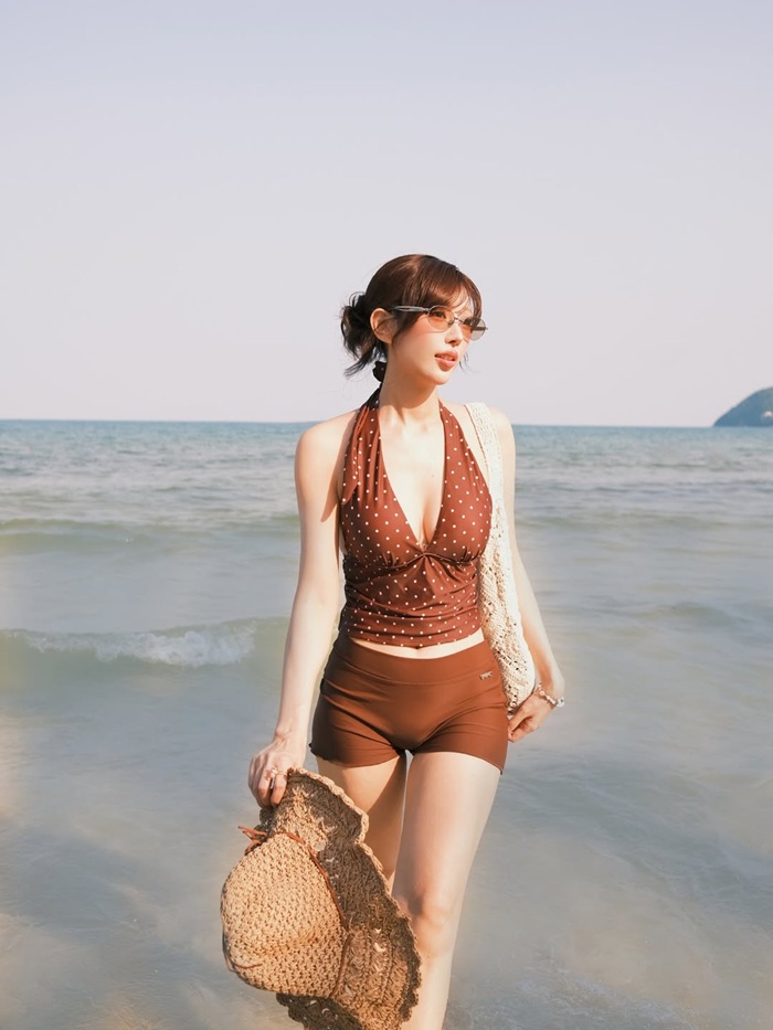 Nữ ca sĩ gây ấn tượng với outfit tông nâu chấm bi, vừa tối giản vừa tôn dáng. Ảnh: Instagram nhân vật