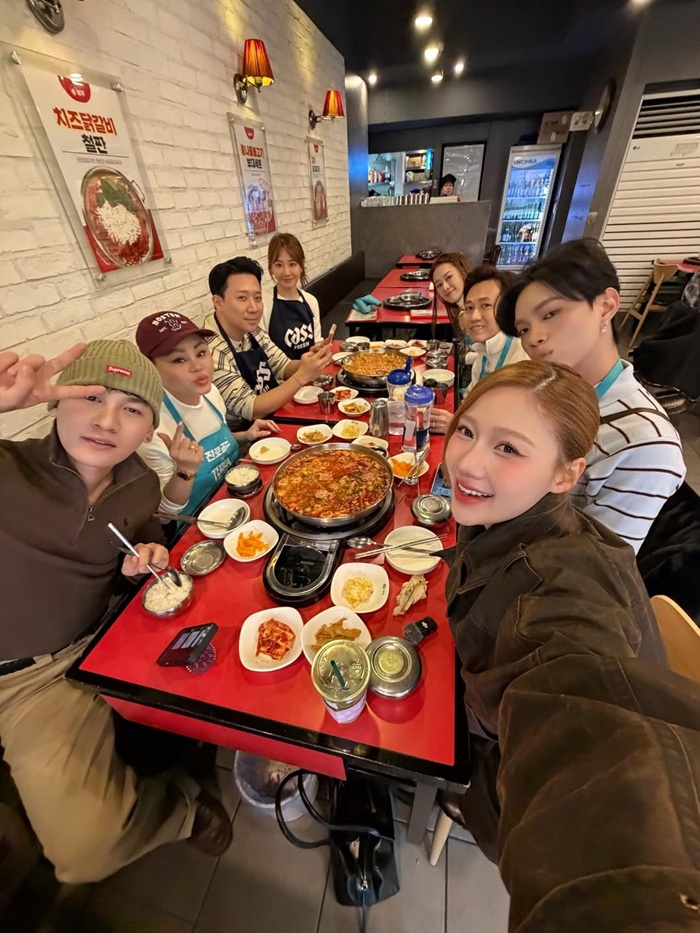 Chuyến đi có sự tham gia của nhiều nghệ sĩ Việt. Ảnh: Instagram nhân vật