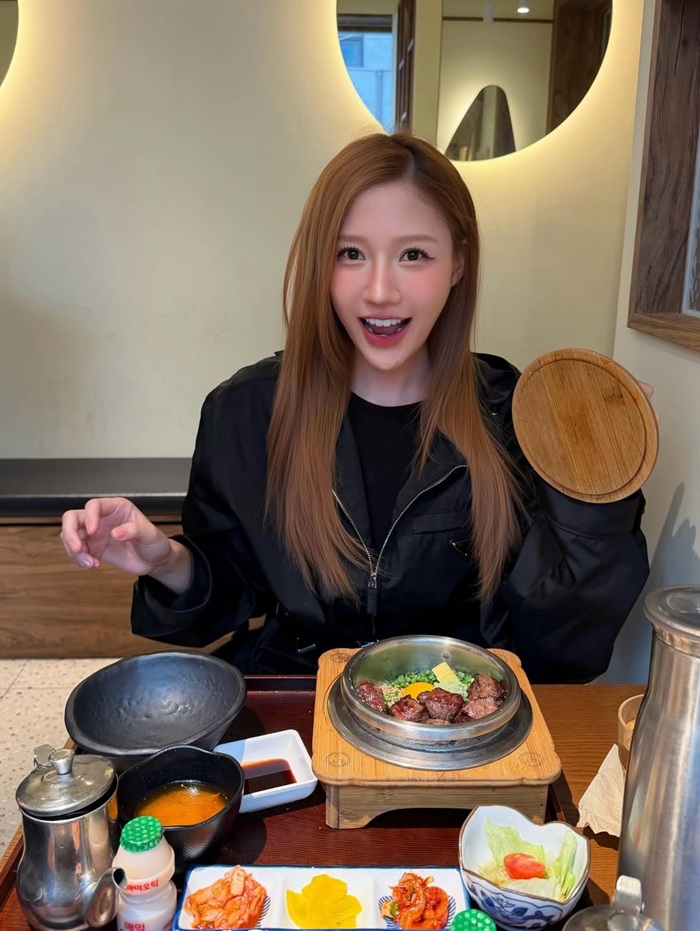 Nữ diễn viên thưởng thức ẩm thực Hàn Quốc. Ảnh: Instagram nhân vật