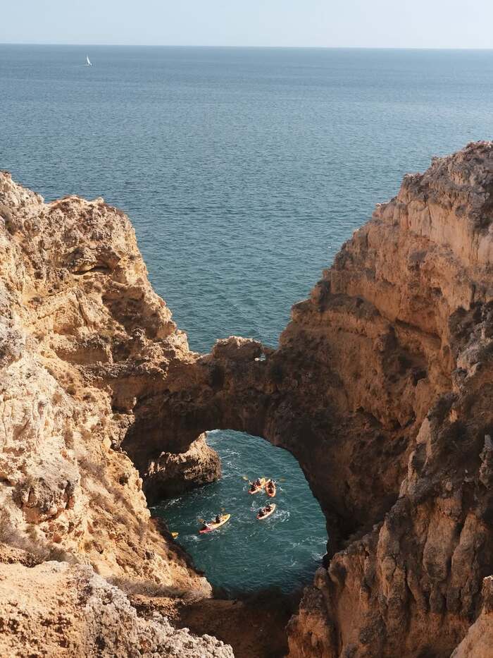 tham gia tour thuyền ở bãi biển Algarve Bồ Đào Nha