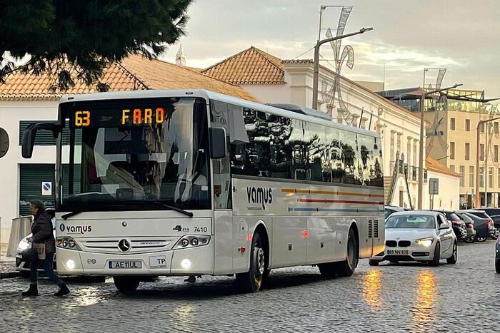 Phương tiện di chuyển đến bãi biển Algarve Bồ Đào Nha là xe bus