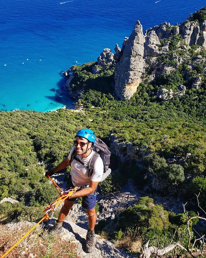 leo núi khám phá vách đá ở bãi biển Cala Goloritzé Ý