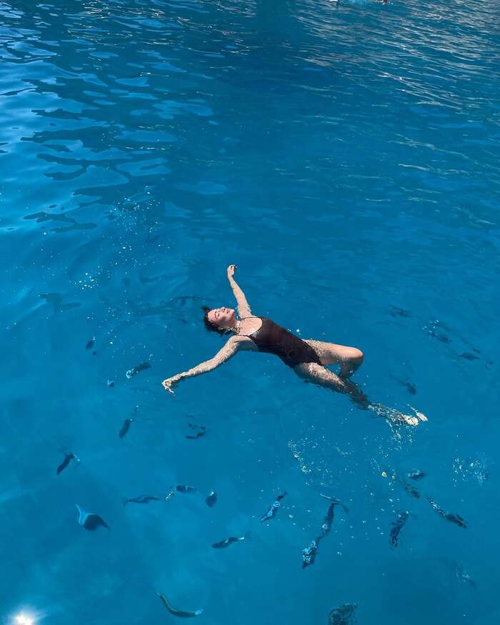 Bơi lội ở bãi biển Cala Goloritzé Ý
