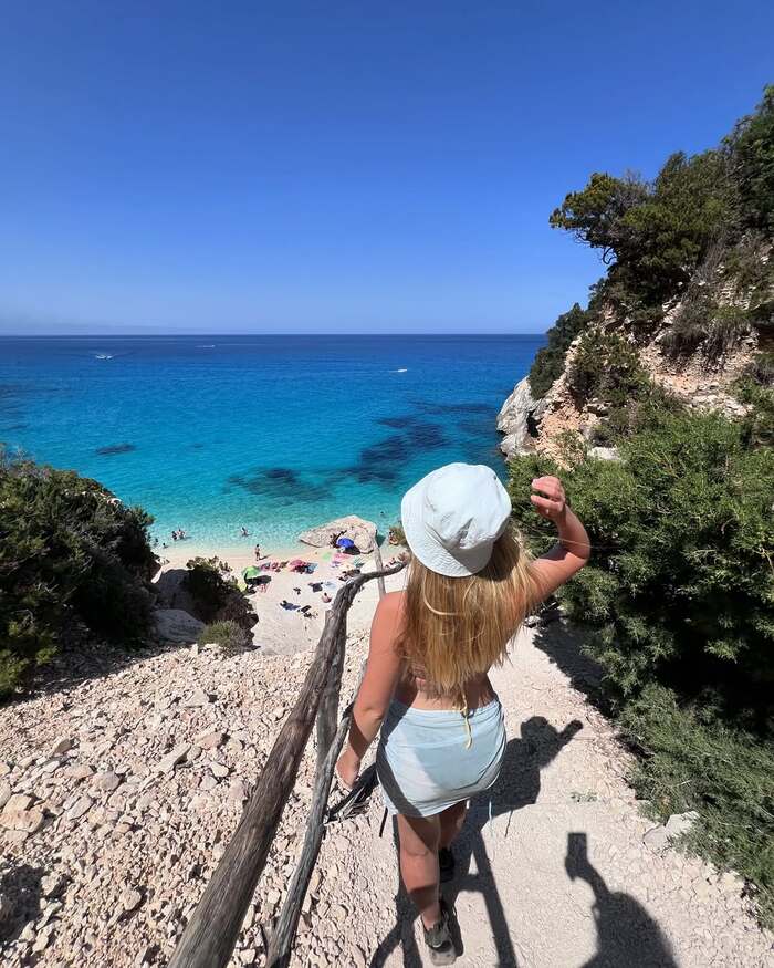 nhiều du khách lựa chọn trekking đến bãi biển Cala Goloritzé Ý