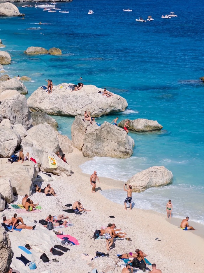 bãi biển Cala Goloritzé Ý thu hút hàng chục ngàn du khách mỗi năm