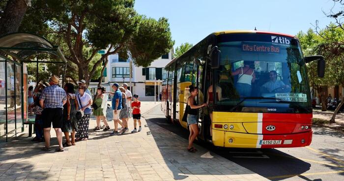 Phương tiện di chuyển đến bãi biển Cala Macarella Tây Ban Nha là xe bus