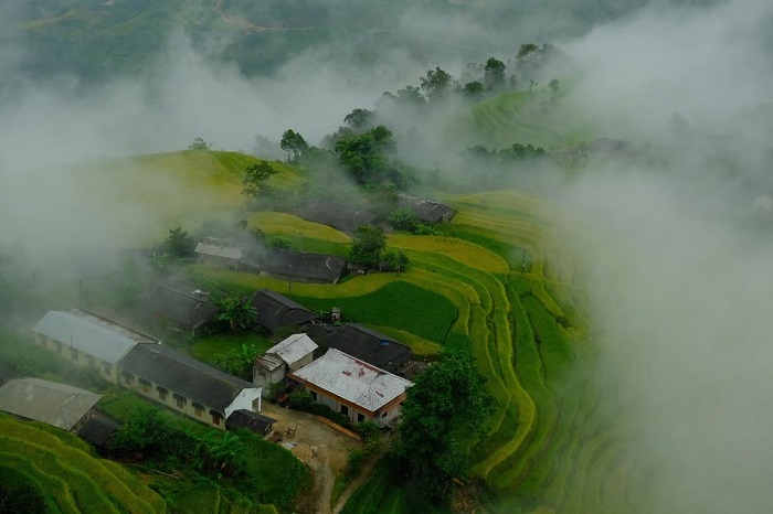 Bản Phùng Hà Giang trong buổi sớm mai đầy sương mờ bao phủ