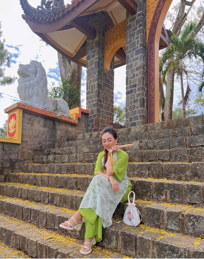 Chùa đẹp ở Bảo Lộc Lâm Đồng có mùa hoa phượng vàng thu hút du khách