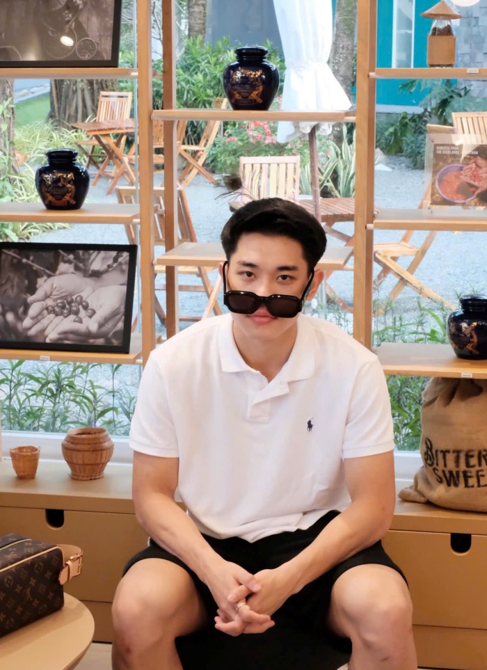 Anh lựa chọn những outfit đơn giản như quần short, áo polo hoặc trang phục đi biển thoải mái, tông màu trung tính. Sự tối giản nhưng tinh tế, khỏe khoắn mà không cần quá cầu kỳ. 