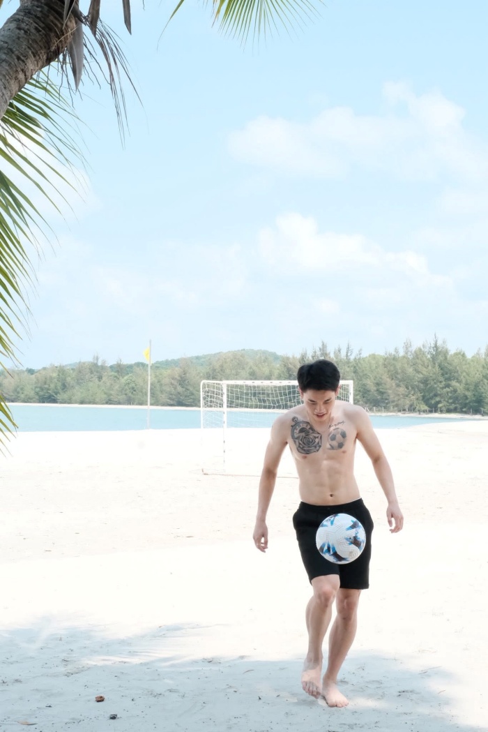 Không cần những bộ đồ cầu kỳ hay concept chụp hình dàn dựng, Đình Bắc vẫn nổi bật nhờ sự thoải mái, giản dị đúng chất của một cầu thủ đang ở độ sung sức. Chính sự giản dị này lại tạo nên sức hút riêng, gần gũi với người hâm mộ.