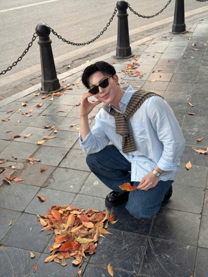 Erik dạo phố trong tiết trời xuân hửng nắng nhẹ