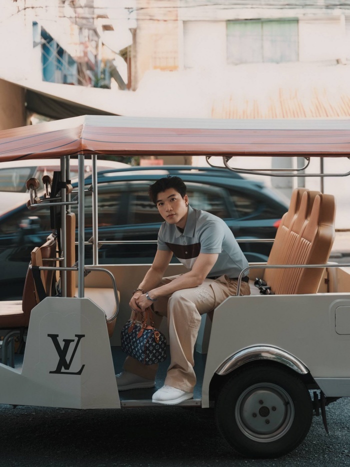 Trong loạt hình ghi lại hành trình tại sự kiện, Hiếu Thứ Hai diện áo polo với thiết kế phối màu trung tính mang lại cảm giác hiện đại, năng động. Kiểu áo polo dáng gọn giúp tôn lên vóc dáng cân đối, bờ vai rộng và phong thái nam tính của nam nghệ sĩ. Anh kết hợp trang phục với quần tông màu be mang phong cách tối giản nhưng sang trọng. Phom quần suông nhẹ tạo sự thoải mái, đồng thời giữ được vẻ chỉn chu và lịch thiệp. Sự lựa chọn gam màu trung tính giúp tổng thể trang phục trở nên hài hòa, đúng tinh thần “less is more” đang được nhiều tín đồ thời trang yêu thích.