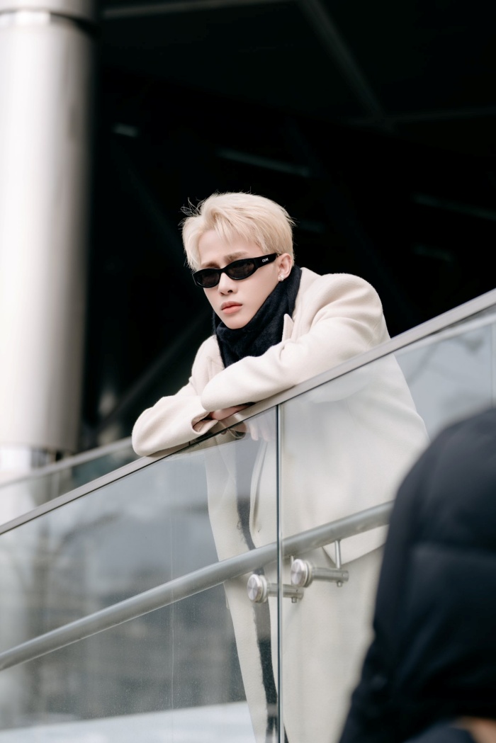 Ngắm nhìn những khung hình, điểm gây ấn tượng mạnh nhất chính là mái tóc được tẩy nhuộm tông bạch kim sáng. Màu tóc này không chỉ giúp nam ca sĩ trở nên nổi bật giữa đám đông mà còn tôn lên những đường nét góc cạnh trên gương mặt, mang lại vẻ ngoài trẻ trung nhưng cũng đầy cá tính. Việc lựa chọn kiểu tóc này được đánh giá là một bước đi táo bạo, giúp Jack khẳng định sự lột xác về phong cách, phù hợp với xu hướng thẩm mỹ của giới trẻ quốc tế hiện nay.