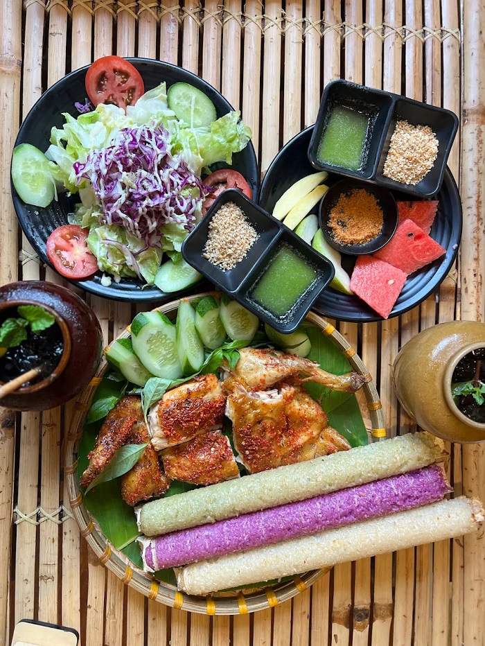 Tìm quán ăn ngon ở Đà Lạt nhất định phải thử gà nướng cơm lam