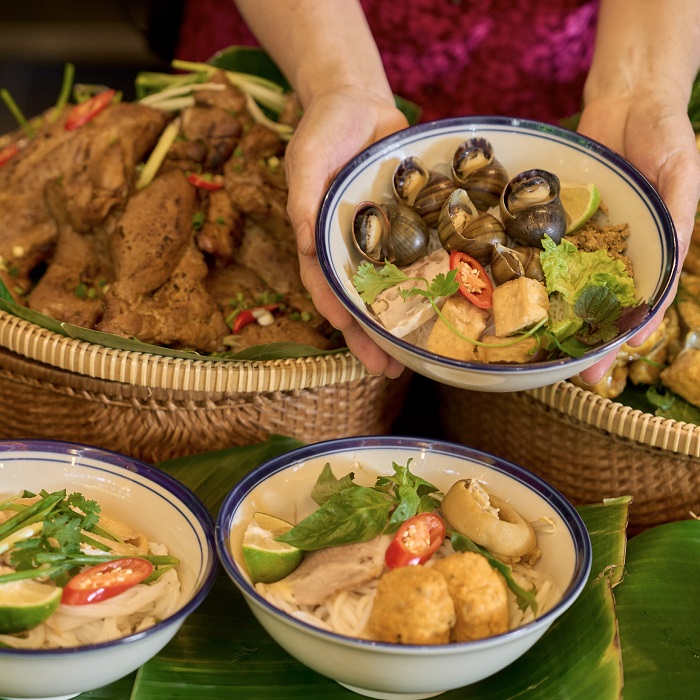 Menu của quán ăn ngon ở gần Hồ Gươm Hoàn Kiếm nhìn đã phát mê