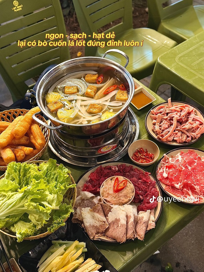 Làm nồi lẩu bò nhúng dấm tại quán ăn ngon ở gần Hồ Gươm Hoàn Kiếm