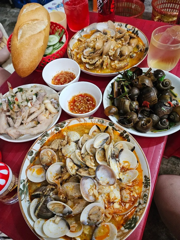 Quán ốc ở đường Tăng Bạt Hổ cũng là quán ăn ngon rẻ ở Huế