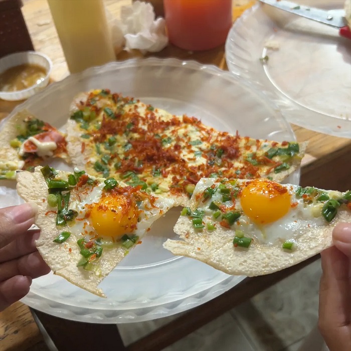 Nhất định phải thử bánh tráng nướng ngoài Quán bánh mì xíu mại ngon ở Đà Lạt 