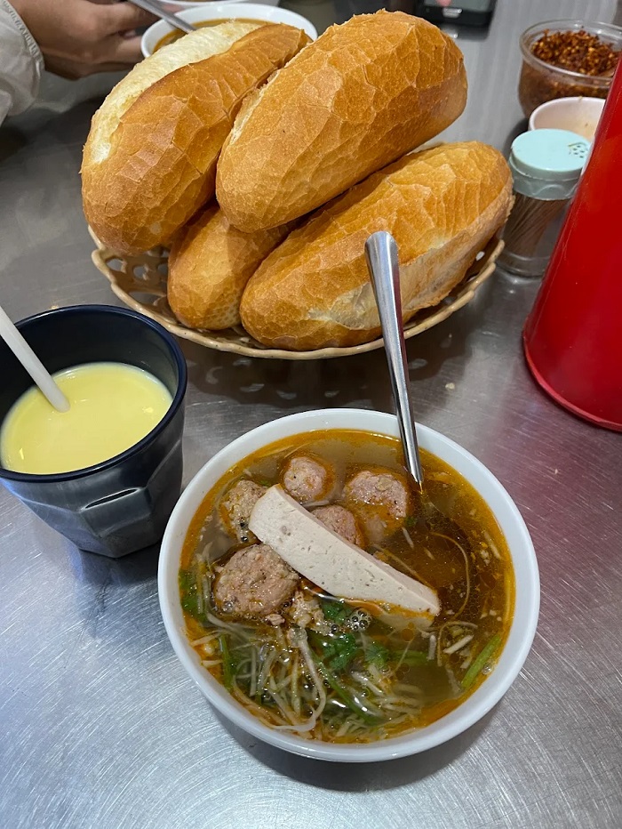 Quán bánh mì xíu mại ngon ở Đà Lạt đầy đặn