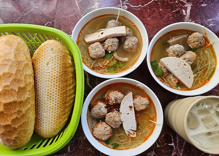 Khi ăn bạn nhớ cho sa tế để dậy hương thơm tại Quán bánh mì xíu mại ngon ở Đà Lạt 